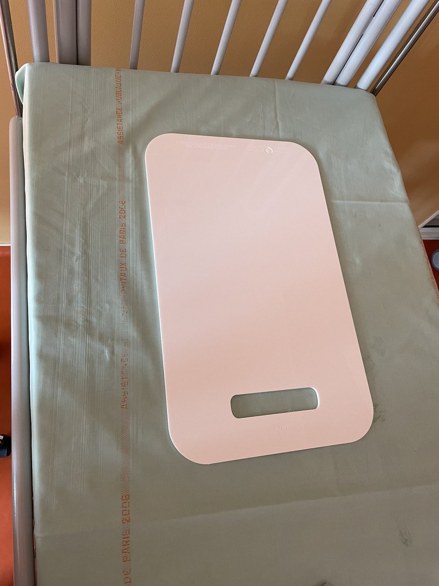 Merci à <a href="/FablabBicetre/">Fablab Héphaïstos - GH Paris Saclay - AP-HP</a> pour ces nouvelles planches à masser pédiatriques imprimées en #3D et adaptées aux couveuses et aux petits lits !! On espère n'avoir besoin de les utiliser qu'en #simulation, mais on ne sait jamais🤷🏻‍♂️ <a href="/Hopital_Bicetre/">Hôpital Bicêtre AP-HP</a> <a href="/APHP/">Assistance Publique – Hôpitaux de Paris (AP-HP)</a>