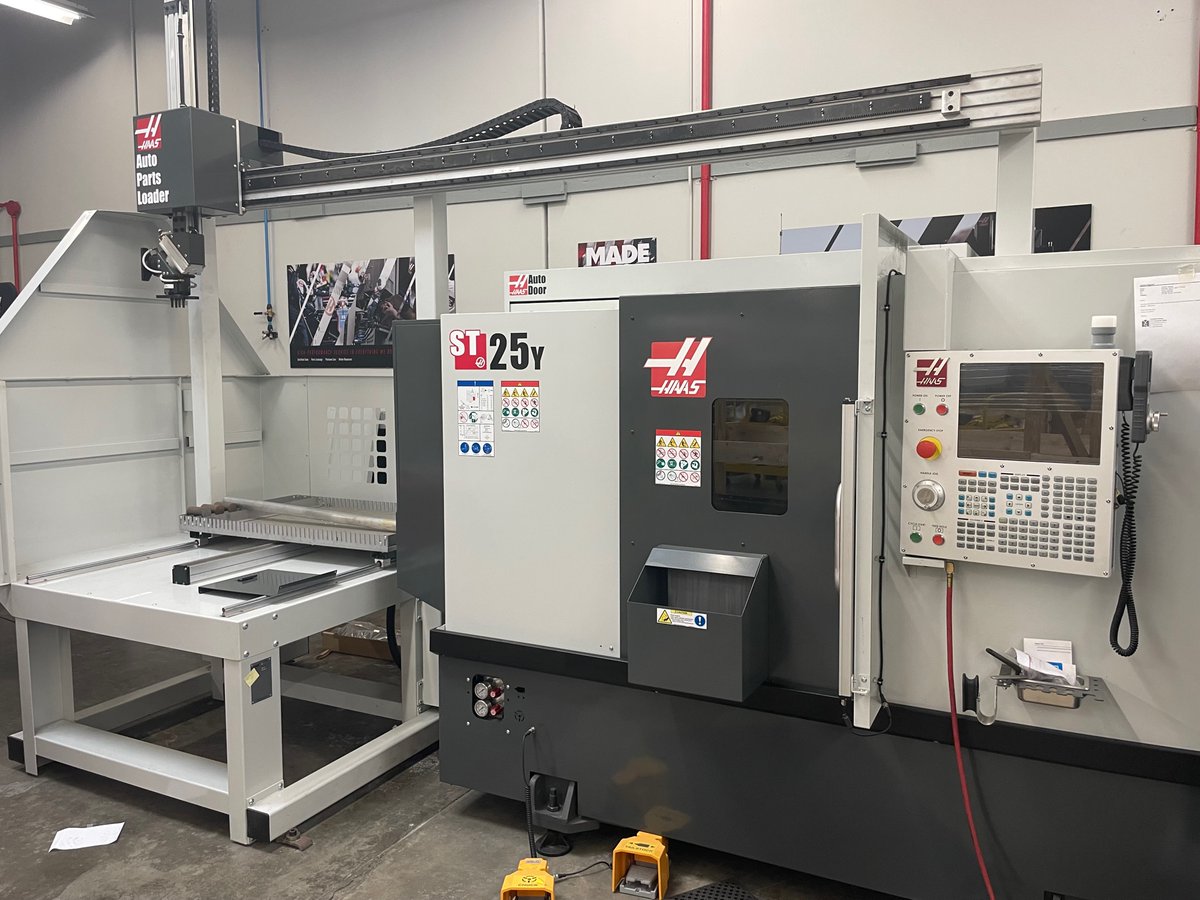 Automation is key in helping with machine shop productivity. This @haas_automation ST-25Y is connected to an Auto Parts Loader. Learn more about this lathe during our upcoming Legacy Open House April 21-22. hubs.la/Q0183L680

#selwaymachinetool #haasautomation #haascnc