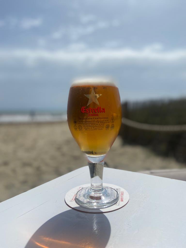 Tan simple y a la vez maravilloso. Pocas cosas mejores que una cañita en la playa
.
#beer #beerporn #cerveza #estrelladamm #beach #playa #chiringuito #relax #sun #mediterraneamente