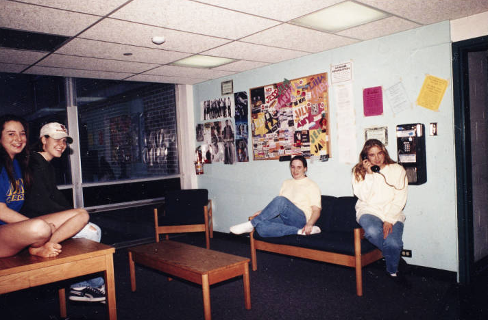 Fitchburg_State's tweet photo. Here's what chilling in Russell Towers looked like in 1994. What was your residential experience like at Fitchburg State? Share your story with us at https://t.co/GY5m1WaTlt. 
 #falconflashbackfriday #fitchburgstate https://t.co/NXTBfSzNEW