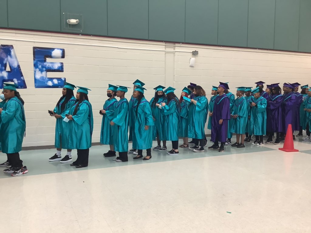 AustinSAHBtv's tweet photo. Cleveland Avenue Elementary relayed plenty of memories for some of our seniors. https://t.co/4Og9C8Mnpb