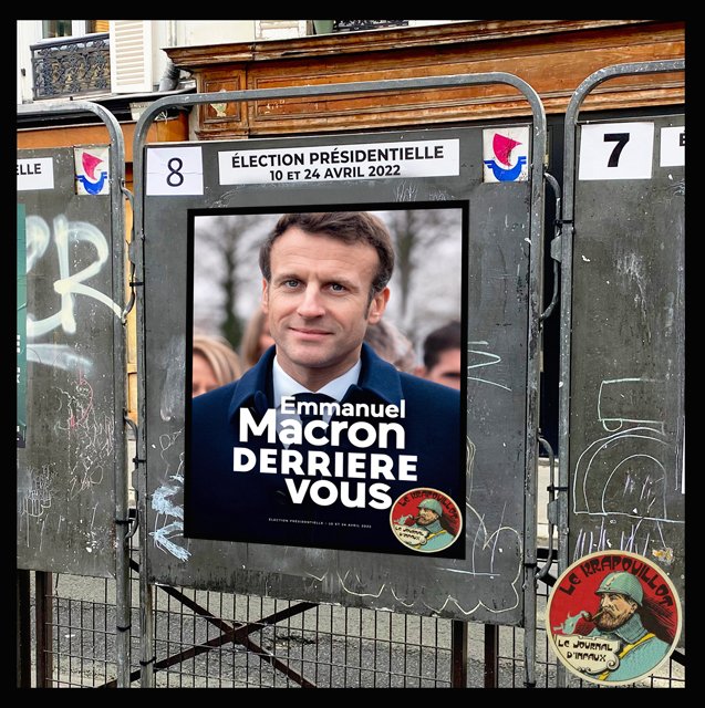 LeptitSatirik's tweet photo. Je sens déjà son souffle chaud sur ma nuque... #COVID19 #MacronDemission #GiletsJaunes #Macron1er #Macronarchie #Macron #ukraine #LREM  #emmerdale  #Jupiter #UkraineRussie #MacronDegage #MacronDehors  #Macron2022 #Presidentielle2022 #Presidentielles https://t.co/UGfl8f2LTi