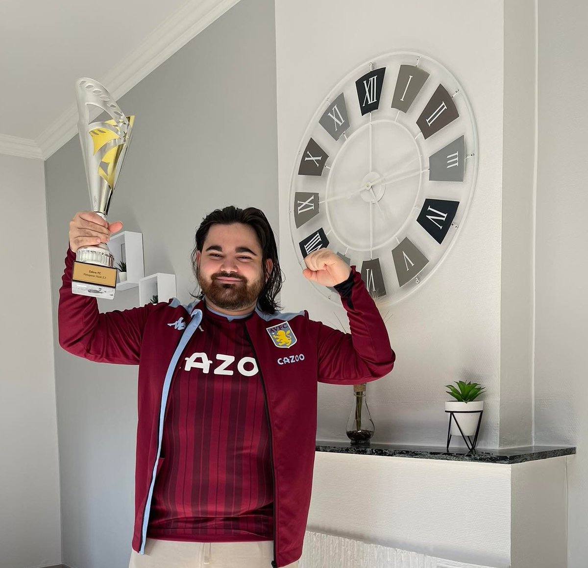 ZebreFC's tweet photo. Zèbre FC est champion de @Nash_ligue ! Le troupeau a su triompher et n'a que peu connu la défaite sur la pelouse dont il aura fait sa savane !
Merci à l'organisation de la Nash, préparez déjà le trophée pour cette seconde saison des Zèbres ! 🔥

@PrinstoneAslan a reçu le trophée! https://t.co/CrfbtOpfek