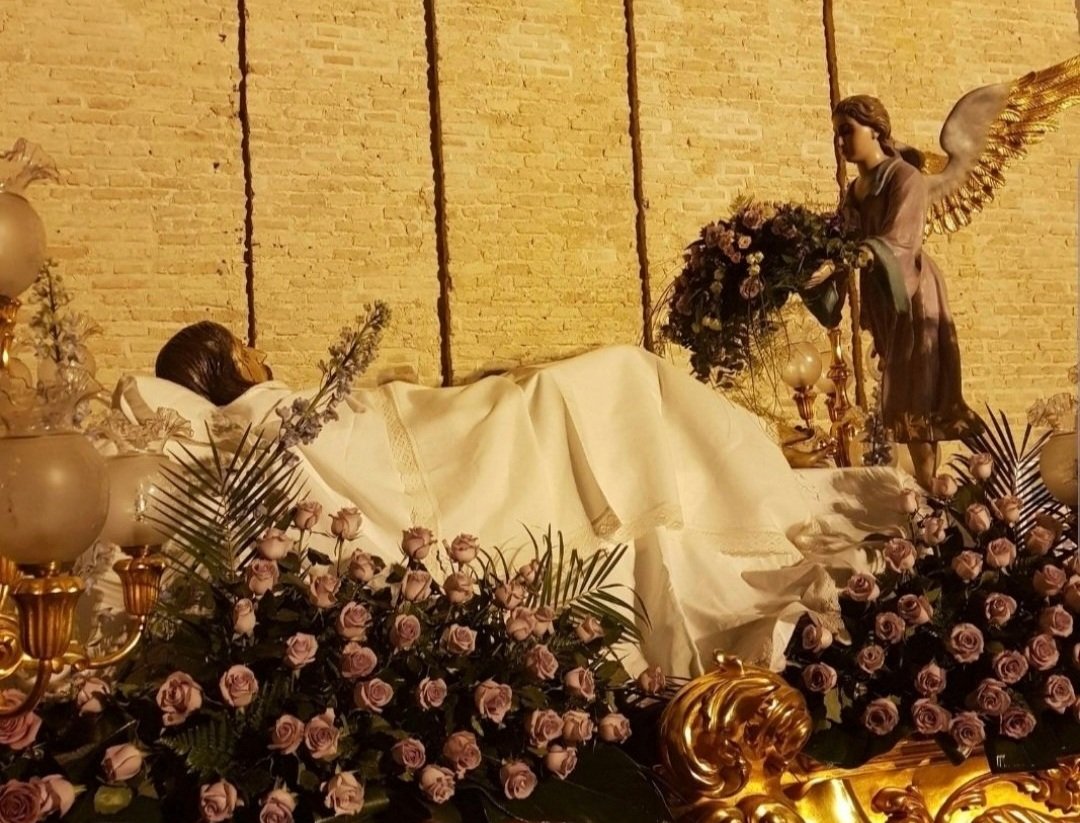 NPJN_Archena's tweet photo. A las 21:00 horas: Procesión del Santo Entierro.

Luego, a la noche, el entierro:
va el Señor muerto en su cama...
la Virgen, con manto negro
lleno de estrellas de plata,
al hijo sigue llorando
y, en ves de lágrimas,
dos perlas
luce su divina cara.
(Vicente Mediba) https://t.co/nZOk3RAsLo