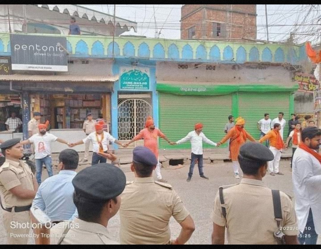 AliaaaKha's tweet image. बिहार से खुबसूरत तस्वीर ❣
बिहार में मस्जिद की सुरक्षा के लिए एक दूसरे का हाथ पकड़ के खड़े हिन्दू भाई

नफ़रती पिल्लो को ये तस्वीर जरूर चुभेगी 
एकता की मिसाल पेश कर मुहब्बत जिन्दाबाद जिन्दाबाद जिन्दाबाद ❤ #RSSTerrorism #BJP_Means_बर्बादी #BJPCorruptionFiles #BJP_हटाओ_देश_बचायो