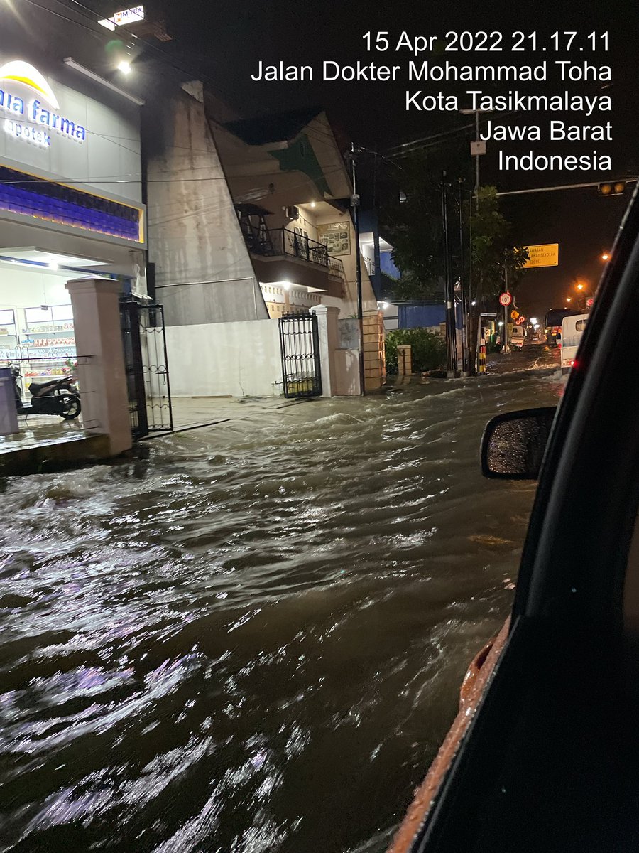 Yth <a href="/walikotatasik/">Sadulur Salembur</a> mohon drainasenya ditata dong kang wali..
kasian masyarakat..lalu lintas terganggu #kotatasik banjir...<a href="/radartasik/">Radar Tasik Com</a> <a href="/ridwankamil/">Ridwan Kamil</a>