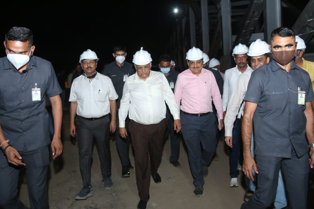 Bhupendrapbjp's tweet photo. અમદાવાદ શહેરના ખોખરા વિસ્તારમાં અંદાજે 39 કરોડના ખર્ચે નિર્માણ પામનાર અનુપમ બ્રિજની મુલાકાત લઈ તેના વિકાસ કાર્યની સમિક્ષા કરી હતી.આ બ્રિજને જૂન મહિના સુધીમાં નાગરિકો તેનો ઉપયોગ કરી શકશે. https://t.co/EHYuSUv35B