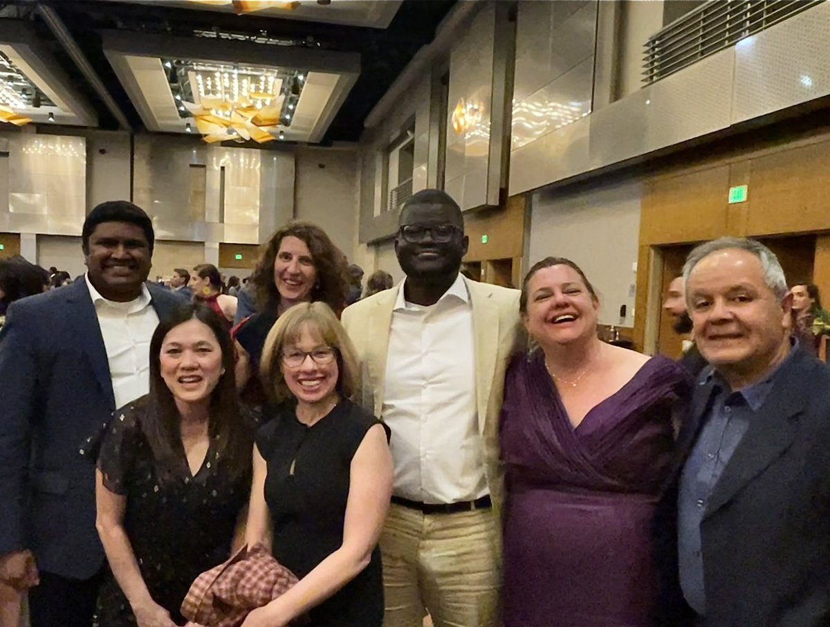 What a fun evening supporting <a href="/dps_foundation/">Denver Public Schools Foundation</a> with this great group of @DPSNewsNow staff! Thanks to <a href="/GHPhipps/">GH Phipps</a> for bringing us together to support a great cause 🎉 🎊