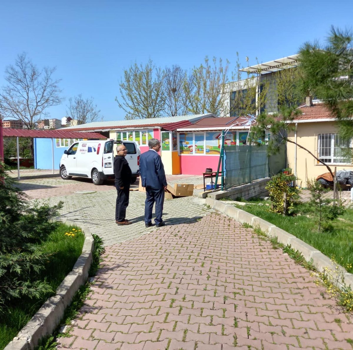 ARNAVUTKOYMEM's tweet photo. İlçe Milli Eğitim Müdürümüz Sayın Hasip TURHAN  Sabri Akın İlkokulu’nu ziyaret etti. Ziyaretleri sırasında okul bahçesinde bulunan prefabrik anasınıflarını ve spor salonunu gezen müdürümüze okul müdürümüz  yapılan çalışmalar ve yapılacaklar ile ilgili bilgiler verdi. https://t.co/Iob481u40S