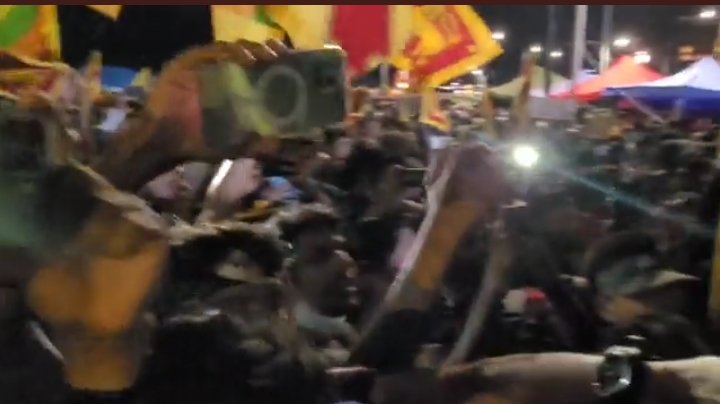 Jamz5251's tweet photo. Former cricket legend @Sanath07 joins the protest at Galle Face protest site. 

#SriLankaProtests
#SriLanka https://t.co/iLqrGRiLFZ