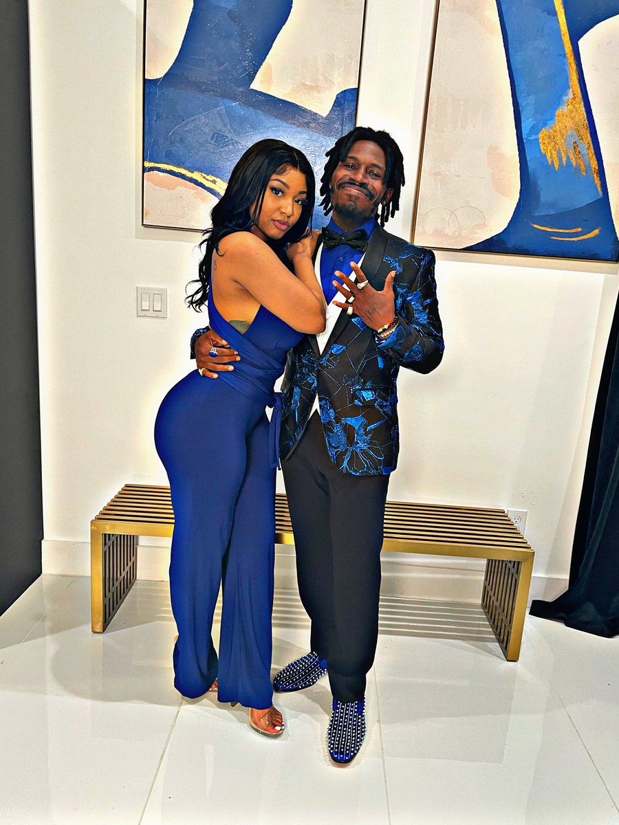 IamRashadJamal's tweet photo. 🟢🔵🟣 #MyLove4Real 🗣

“ WON’T LEAD YOU ON DON’T READ ME WRONG JUST READ BETWEEN THESE LINES 👩🏾‍💻 DON’T MEAN THEY THINK THE WORLD OF YOU JUST CAUSE THEY THINK YOU FINE 😩 SEE THEY SEE LEGS AND THIGHS BUT ME I SEE BEHIND THOSE EYES 🌹🌹🌹 w/ @ #ArielFoxx https://t.co/pQptoMVAls