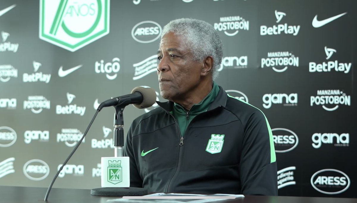nacionaloficial's tweet photo. El profe Francisco Maturana contó anécdotas e historias del "Coloso" Freddy Rincón.

Aquí la conferencia de prensa completa ➡️ https://t.co/swNr2J0Cej https://t.co/wH24bo5adw