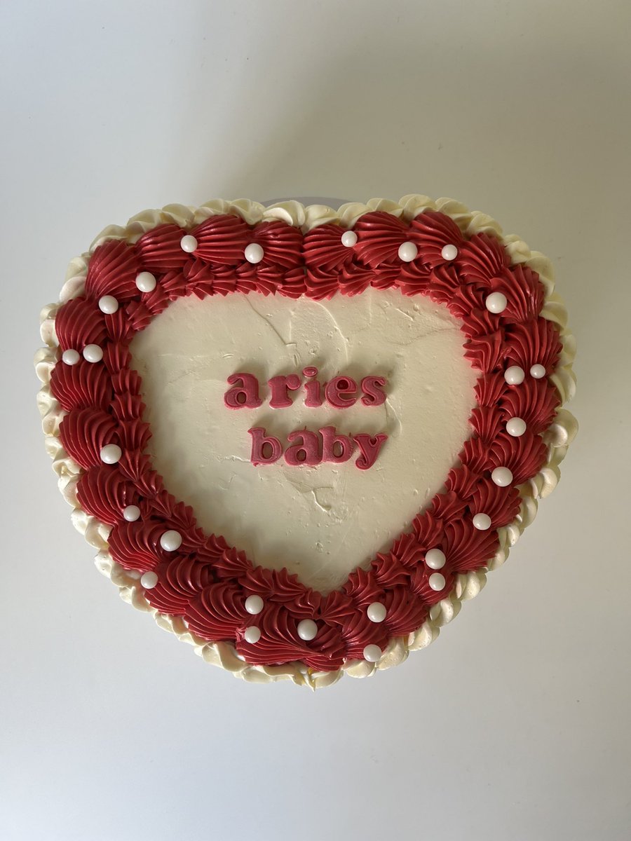shereadsncries's tweet photo. look at these cakes i’ve made recently https://t.co/8EI2bkT97R
