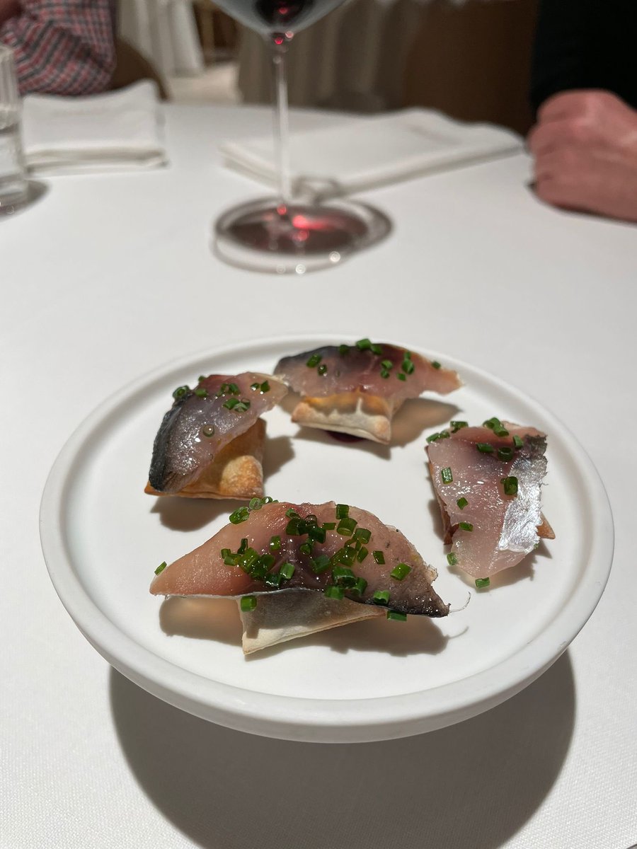 Ayer fuimos a probar el mejor steak tartar de España, y nos encontramos con un restaurante en mayúsculas con muchas cosas geniales como las colmenillas o esos bocados de jurel. <a href="/DivinumGirona/">Divinum</a>