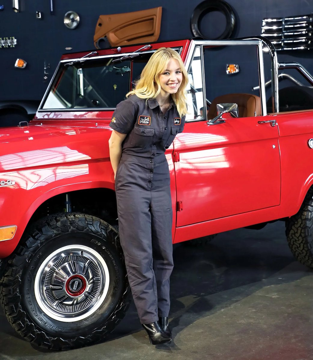 VanityFair's tweet photo. A longtime fan of old school vehicles, she even learned to drive in a 1940s Ford pickup. When she received her first big payout for #Euphoria, she decided to splurge on a 2019 Range Rover Sport.

🔗: https://t.co/VbgzrmFljr https://t.co/2bXLJdleym