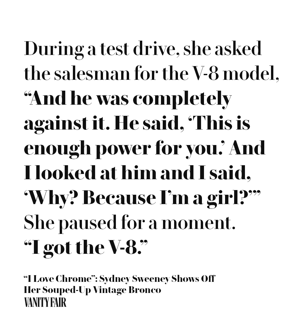 VanityFair's tweet photo. A longtime fan of old school vehicles, she even learned to drive in a 1940s Ford pickup. When she received her first big payout for #Euphoria, she decided to splurge on a 2019 Range Rover Sport.

🔗: https://t.co/VbgzrmFljr https://t.co/2bXLJdleym