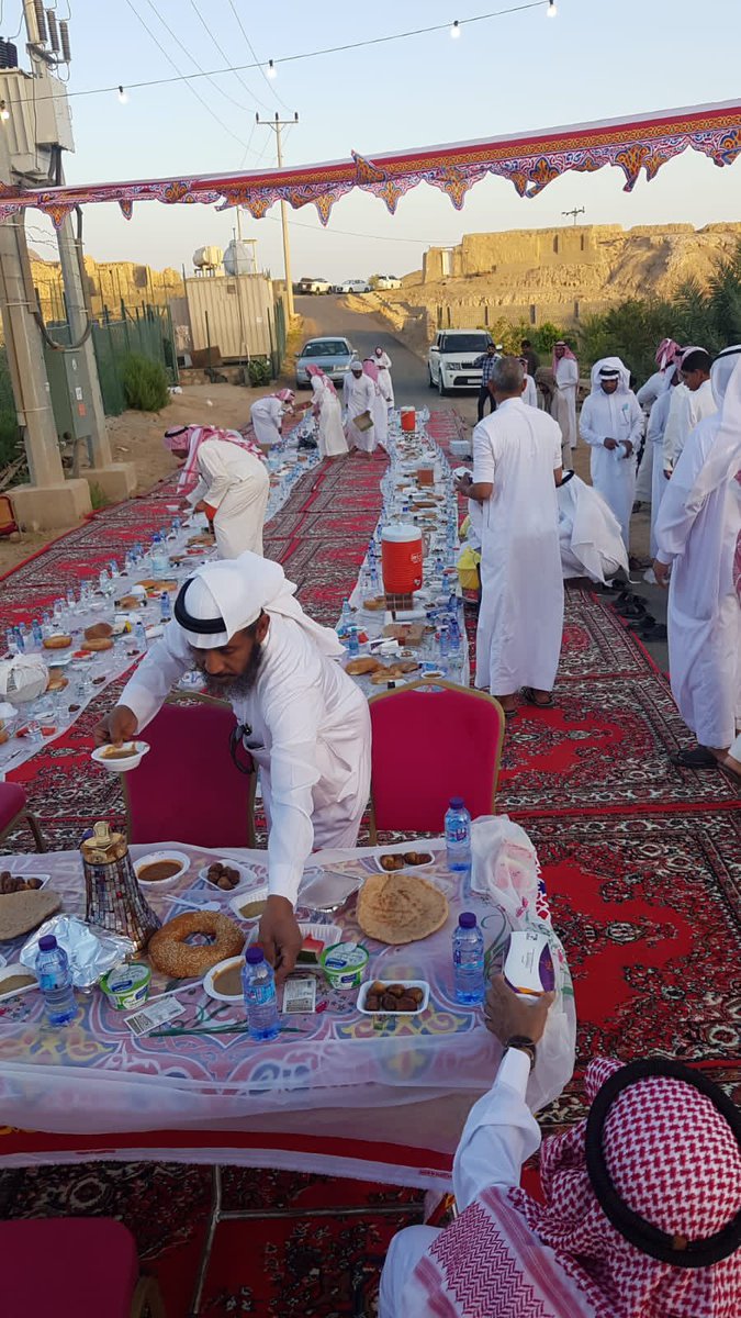 Alfejah's tweet photo. ضمن أنشطة قرية #الفجة الاجتماعية والتواصل بين أبنائها وجرياً على العادة السنوية أقيمت مأدبة الإفطار الرمضاني السنوي  لهذا العام الموافق 14_9_1443  بمسجد الشريعة وسط أجواء سادتها الأخوة والمحبة.

14 | #رمضان 🌙
#الرابع_عشر_رمضان_١٤٤٣ https://t.co/lcsIAWozJ3