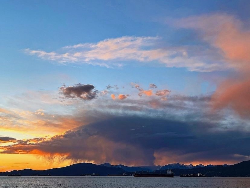 FraserRivKeeper's tweet photo. For #FRKFeatureFriday this week, we’re featuring an incredible photo of the view from Kits Beach of the sunset & some of the crazy clouds we’ve been seeing this week!
📷: photosthroughtheseasons, Instagram https://t.co/z2PAsrx7Ap