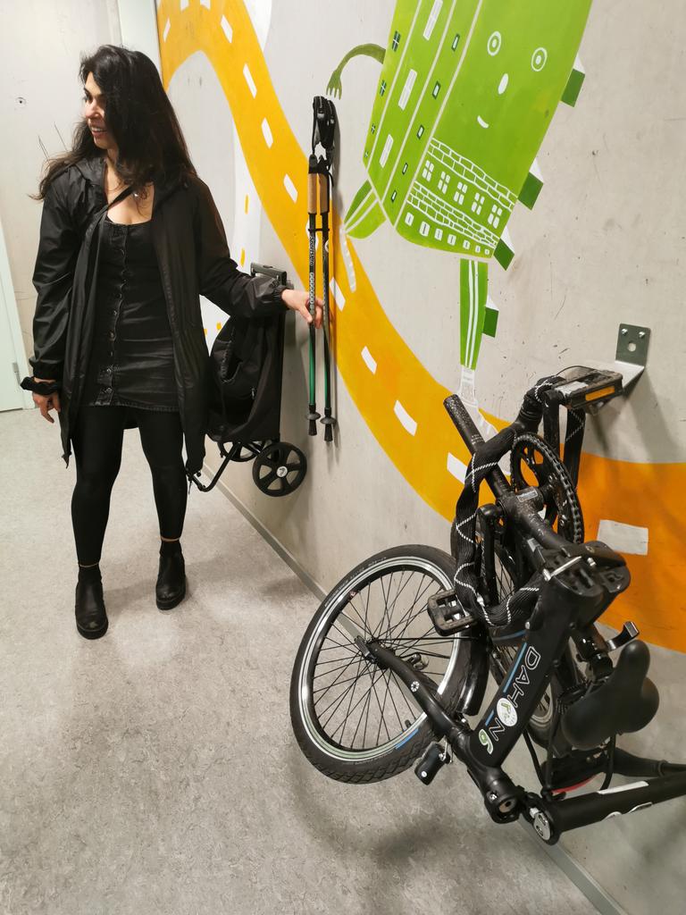 MonaEbdrup's tweet image. The building Alexa lives in, has some really exciting neighborhood DE built into it's infrastructure. 80 flats sharing tools and cargo bikes 🙌🏼 they have a shared music studio, workshop &amp;amp; generally share a lot between each other.