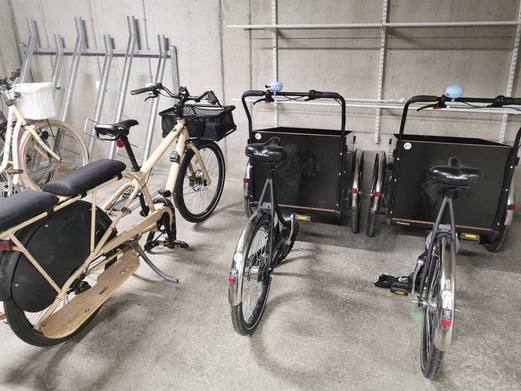 MonaEbdrup's tweet image. The building Alexa lives in, has some really exciting neighborhood DE built into it's infrastructure. 80 flats sharing tools and cargo bikes 🙌🏼 they have a shared music studio, workshop &amp;amp; generally share a lot between each other.