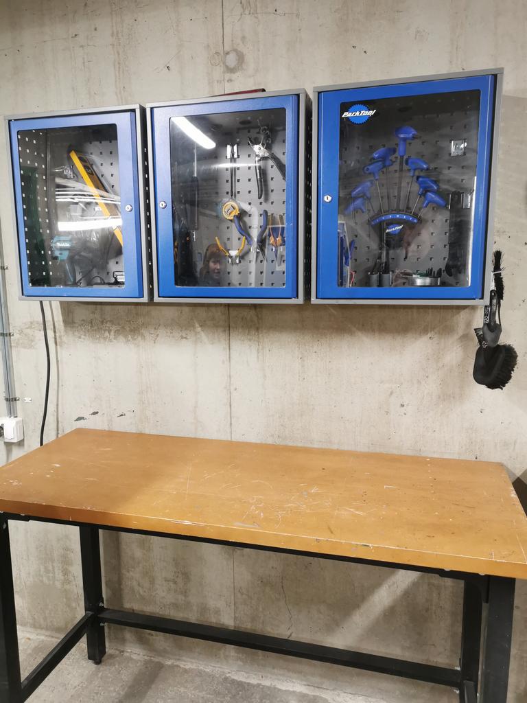 The building Alexa lives in, has some really exciting neighborhood DE built into it's infrastructure. 80 flats sharing tools and cargo bikes 🙌🏼 they have a shared music studio, workshop &amp; generally share a lot between each other.