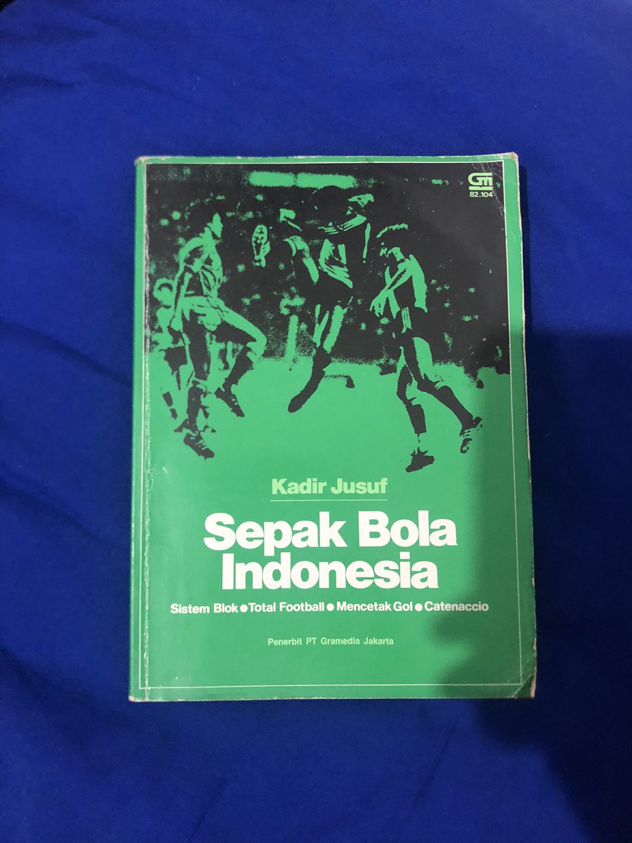zainwirasena20's tweet photo. Ini buku tahun 82, tapi bahasannya berat sekali. Rasanya masih harus remedial mengenai istilah-istilah ilmiah sepakbola kembali.

Rasanya di era kontemporer sekarang belum ada lagi bahasan yang sedetail buku ini mengenai taktik sepakbola Indonesia. https://t.co/Go9G9BT27O