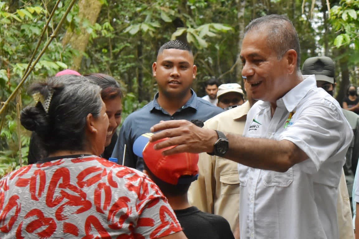 amarcanopsuv's tweet photo. En familia , desde el Parque La Llovizna una de las maravillas naturales de nuestro estado. Con mucha alegría  aquí estamos junto a nuestra gente en esta Semana Santa @NicolasMaduro @OviedoPSUV @min_joserivero https://t.co/d0tVasiMCG