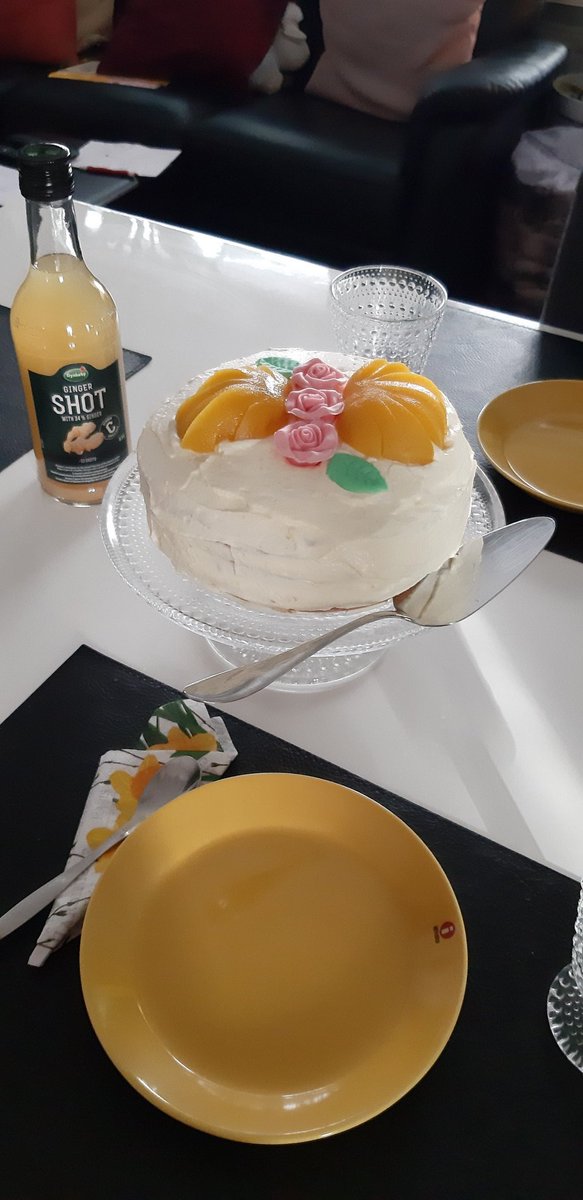 JokimakiTarja's tweet photo. Hyvää pääsiäistä! 🐣💛 #pääsiäiskakku on maultaan täydellinen, mutta #shotti aika tujua 😂 #sima siis ostoslistalle 🥂 https://t.co/DzxEoTUh0e