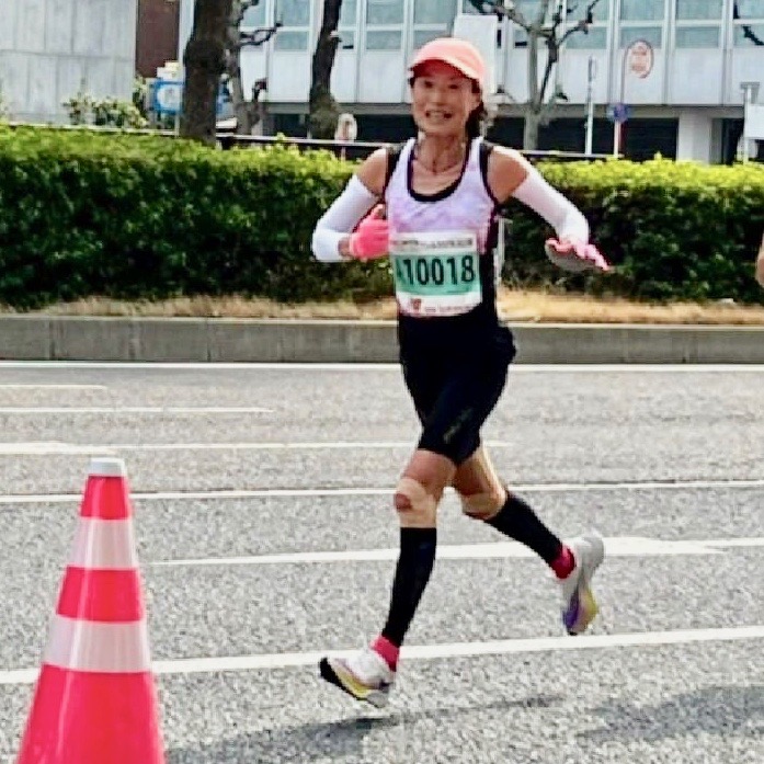 JRNHeadlines's tweet photo. 63-yr-old Mariko Yugeta, only woman 60+ ever to go sub-3, is running #BostonMarathon. How good is she?
A. Her qualifying time of 2:52:13 is 1:27:47 under her age cutoff, 33.76% under. Equivalent time for open women would be 2:19:06, for open men 1:59:14. https://t.co/WVsWfgoP1q