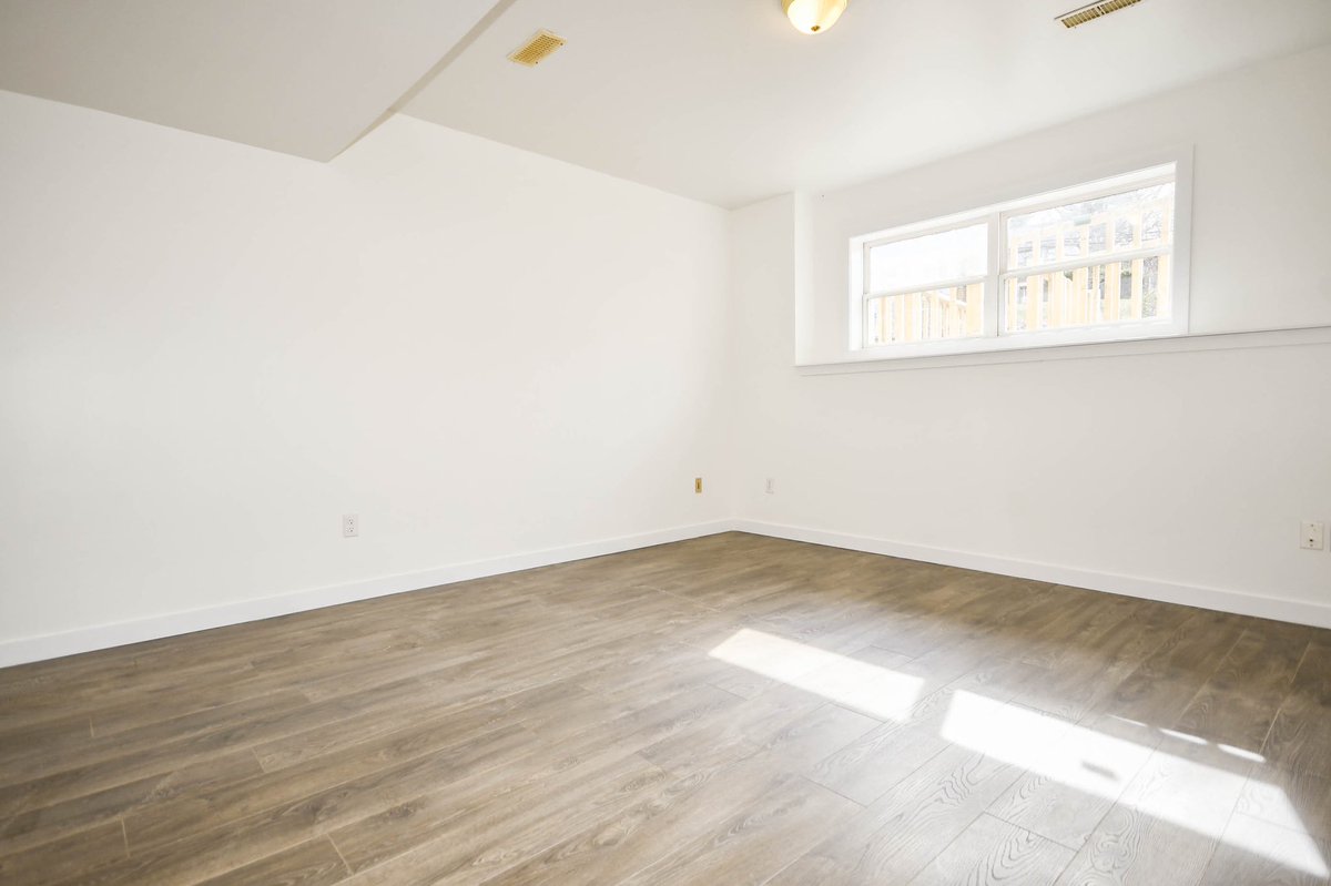 ElizabethHFX's tweet photo. Move-in condition, lovely split entry home with 2 full baths and a fenced yard in an ideal location is offered now for $349,900 in Lower Sackville at 1034 Riverside Dr.. Book now for this updated and well priced home. Offers are due Tuesday evening. #1034Riverside, #mls https://t.co/twHkHqDrtj