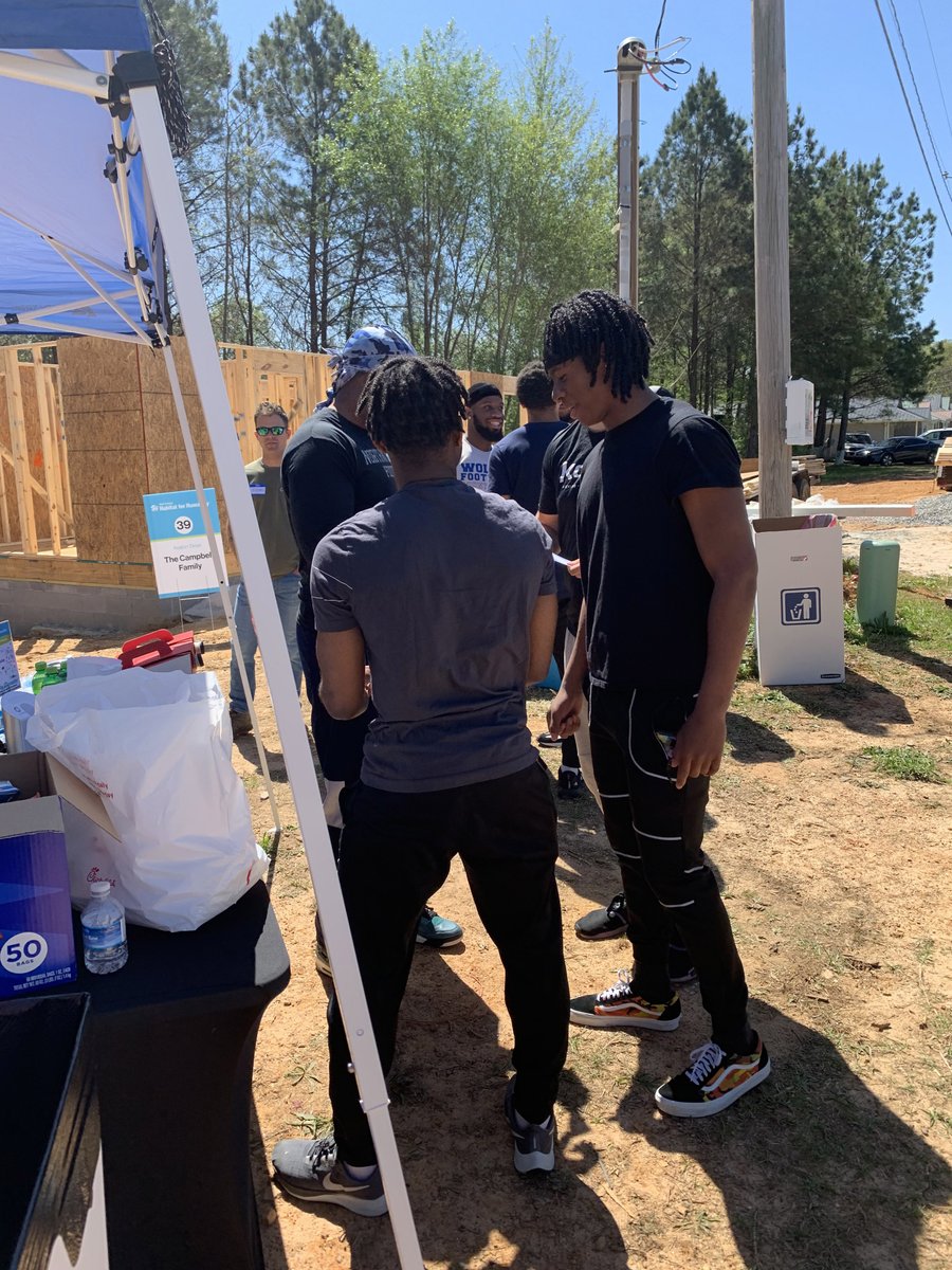 UWGFootball's tweet image. A beautiful Friday for helping in the community! Wolves working with Habitat for Humanity this afternoon! 

#WeRunTogether #WeServeTogether