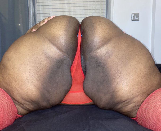 Im in love with this 😍🤭  If you've such, just inbox me or a friend...! https://t.co/uw4Q77YHKl<a href="/tag/thighsthursday"class="tags"><span>#thighsthursday</span></a>