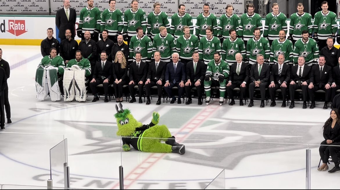 SaadYousuf126's tweet image. My man @VictorEGreen doing the team pic pose for Anton and Bishop