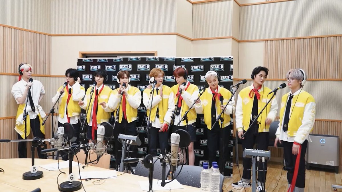 cr9vitys's tweet photo. all the members wearing the ribbons given to them the way they’re supposed to and then there’s kang minhee https://t.co/ng2iorwZg7