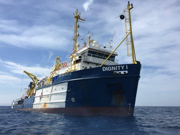 Die DIGNITY I vom Bug her aufgenommen.<br>[Die DIGNITY I - heutige SEA WATCH 3 - war 2015 das erste von MSF komplett in Eigenverantwortung betriebene Rettungsschiff, auch das nautische Personal gehörte zu MSF]