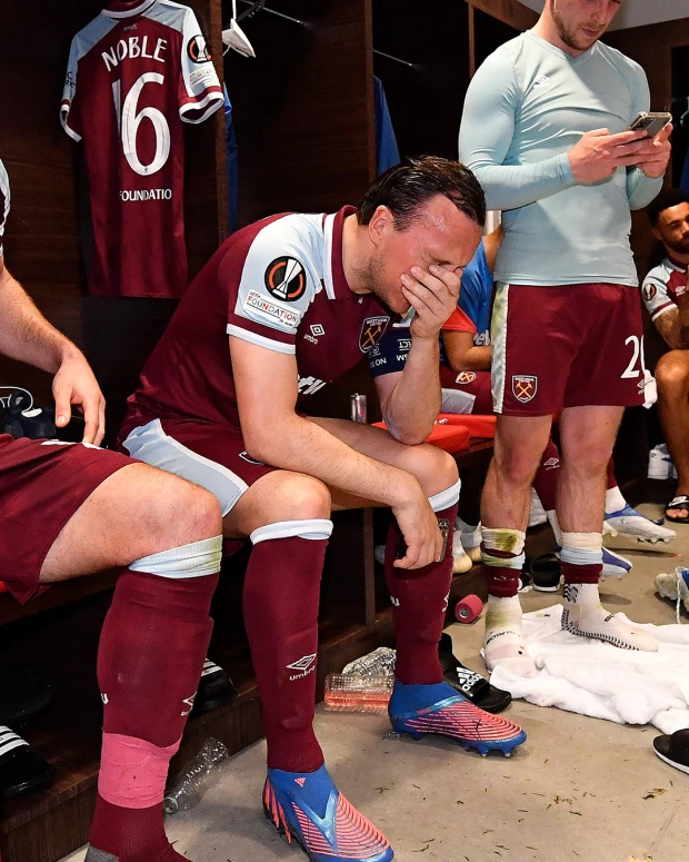 Mercado_Ingles's tweet photo. Mark Noble (34), que lleva jugando con el West Ham toda su carrera desde el 2004, rompió en lagrimas luego de que el club clasificara a Semifinales de la Europa League por primera vez en 46 años; luego de celebrar con sus compañeros, se quedó limpiando los vestuarios del Lyon. 🔝 https://t.co/3Vb4UJSkTu