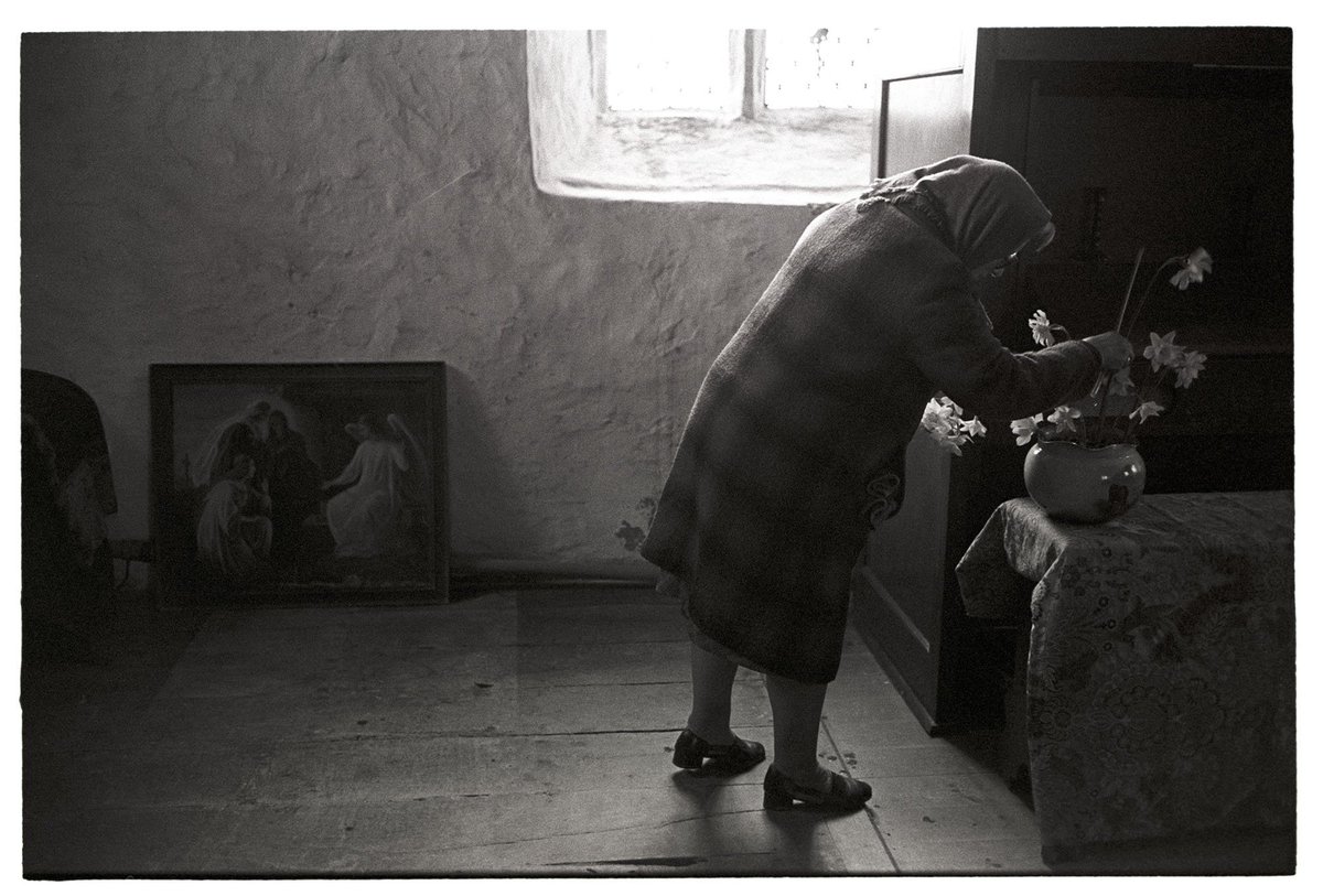 JamesRavilious's tweet image. Mrs Maynard arranging Easter flowers, Dowland Church, April 1977. Photograph by my Dad, digitally scanned from a Beaford Archive negative. ©Beaford Arts @beaford #Devon #photography #Easter beafordarchive.org/archive-image/…