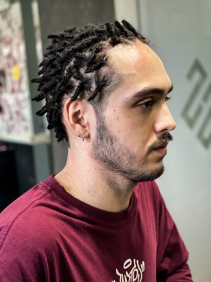 ZionDreadmaker's tweet photo. Locs finos naturais, feitos com o próprio cabelo . Nível de complexidade máxima por ser muito curto. Desafio lançado e realizado ! 

#antesedepois #beforeandafter 

#latinos #latinosbrasil #dreadlocks #rasta #dread #locs #locstyles #dreadstyles #byziondread #dreadlatin https://t.co/VDpNujgAnU