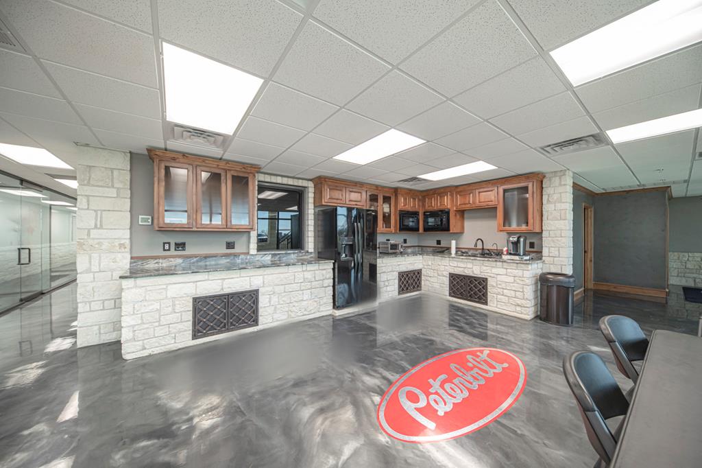 realestateranch's tweet photo. S County Rd 1285, Midland, TX
$12,000,000
• Easy Access to I-20
• 5 miles to Midland International
• 17 Acres
• 60,000 SqFt Shop
• 13,500 SqFt Two Story Office
• 24 Bays
• Three 10 Ton Cranes
• 10 RV Hook Ups
(432)688-8200
#therealestateranch #servicecompany https://t.co/TsqIk3VkwC