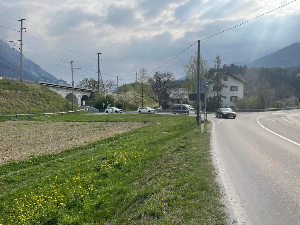 rloepfe's tweet photo. Offenbar lohnt es sich für die Stauumfahrer nicht, die Autobahn zu verlassen, wenn bei Bonaduz dann Ende mit der Umfahrungsmöglichkeit ist. 
Ich bin gespannt auf den Montag, wenn es in die Gegenrichtung geht. https://t.co/b4g9l4j61D