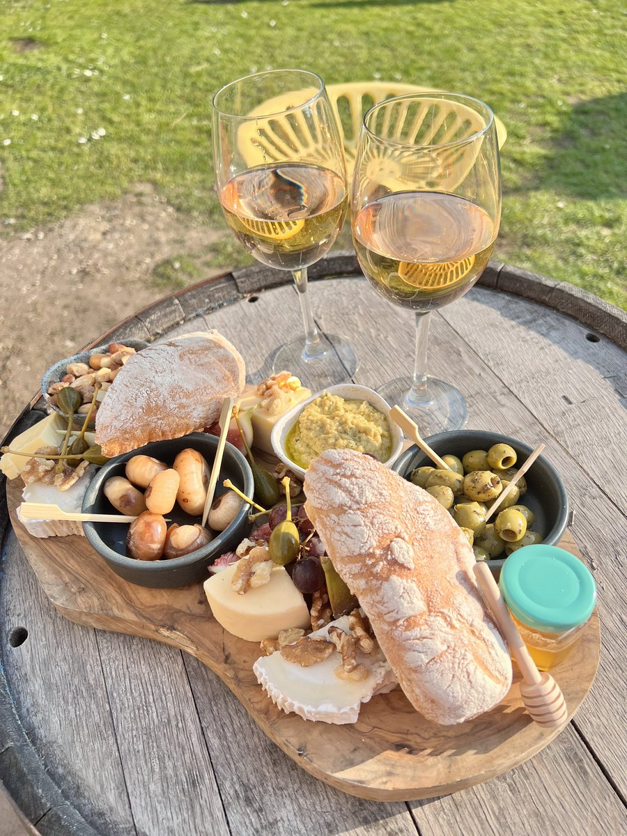 Perfect weather for launching our sharing boards 💛 available in the barn only, with our pizza on Fri & Sat.There is a choice of meat or veggie & next week we will have a seafood platter as well, all sourced locally!  #thedabblingduckpub #inthebarn #sharingboards #norfolkfood