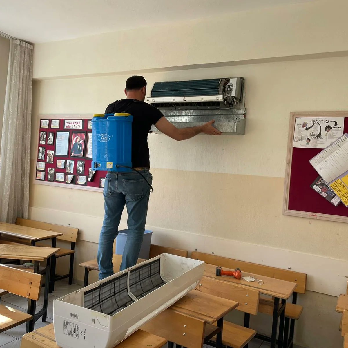 ayd_sehit's tweet photo. Bugün de okulumuz klimalarının detaylı temizliği yapıldı. Okulumuz hem eğitim öğretime hem de yaza bomba gibi hazırdır. Serin sınıflar sıcacık öğrencilerimizi bekliyor. Teşekkürler Sadullah Bey ellerine sağlık.
@mugla_mem 
@ortacamem 
@ersall https://t.co/5dqy9OxHwv