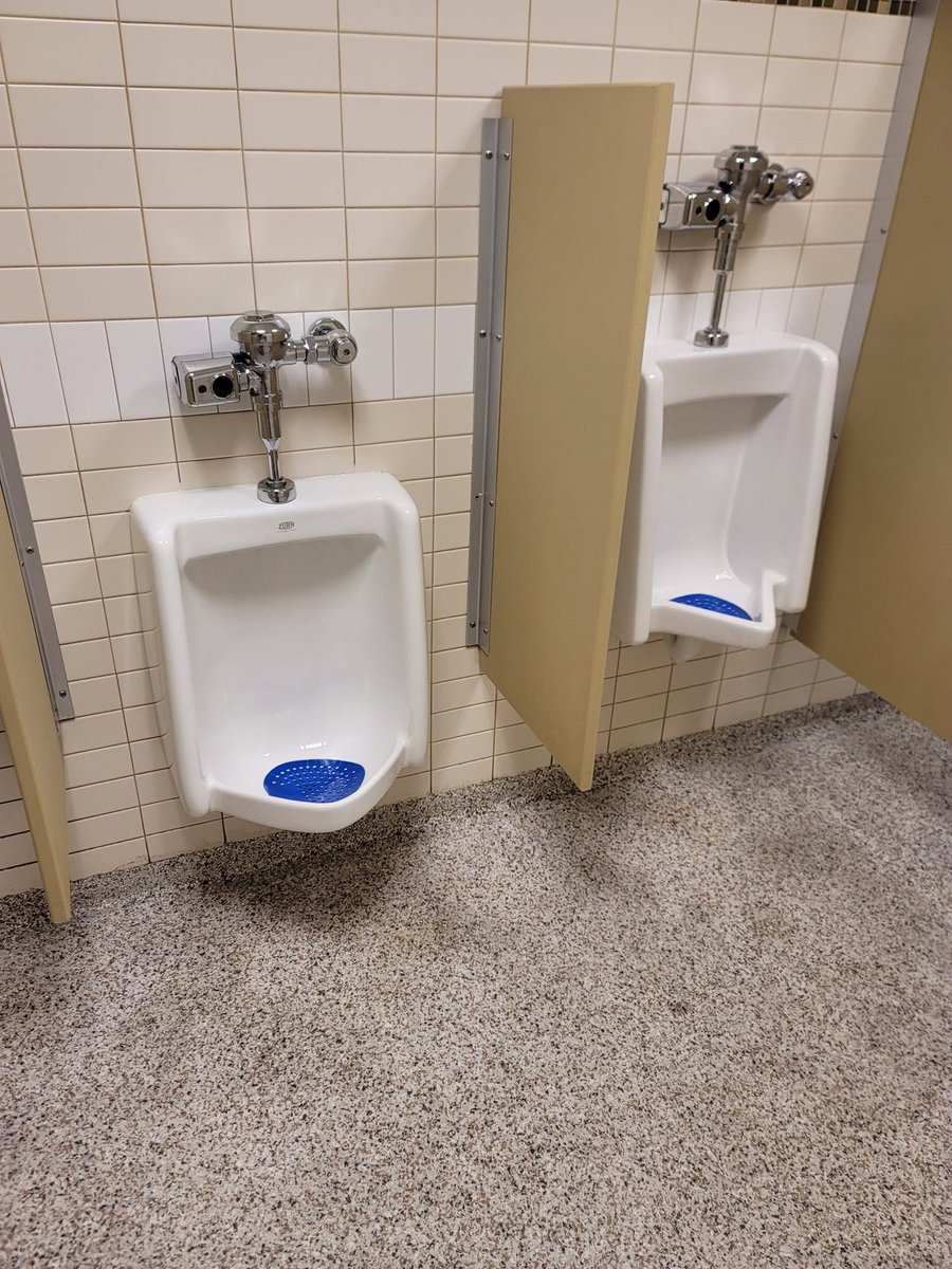 dmoreno1974's tweet image. @funnybrad saw this and IMMEDIATELY was like " if I use the smaller one,  Brad Williams may kick the door down and then kick me in the nuts. So I left. 
#peedmyselfinthecar
#weakbladder