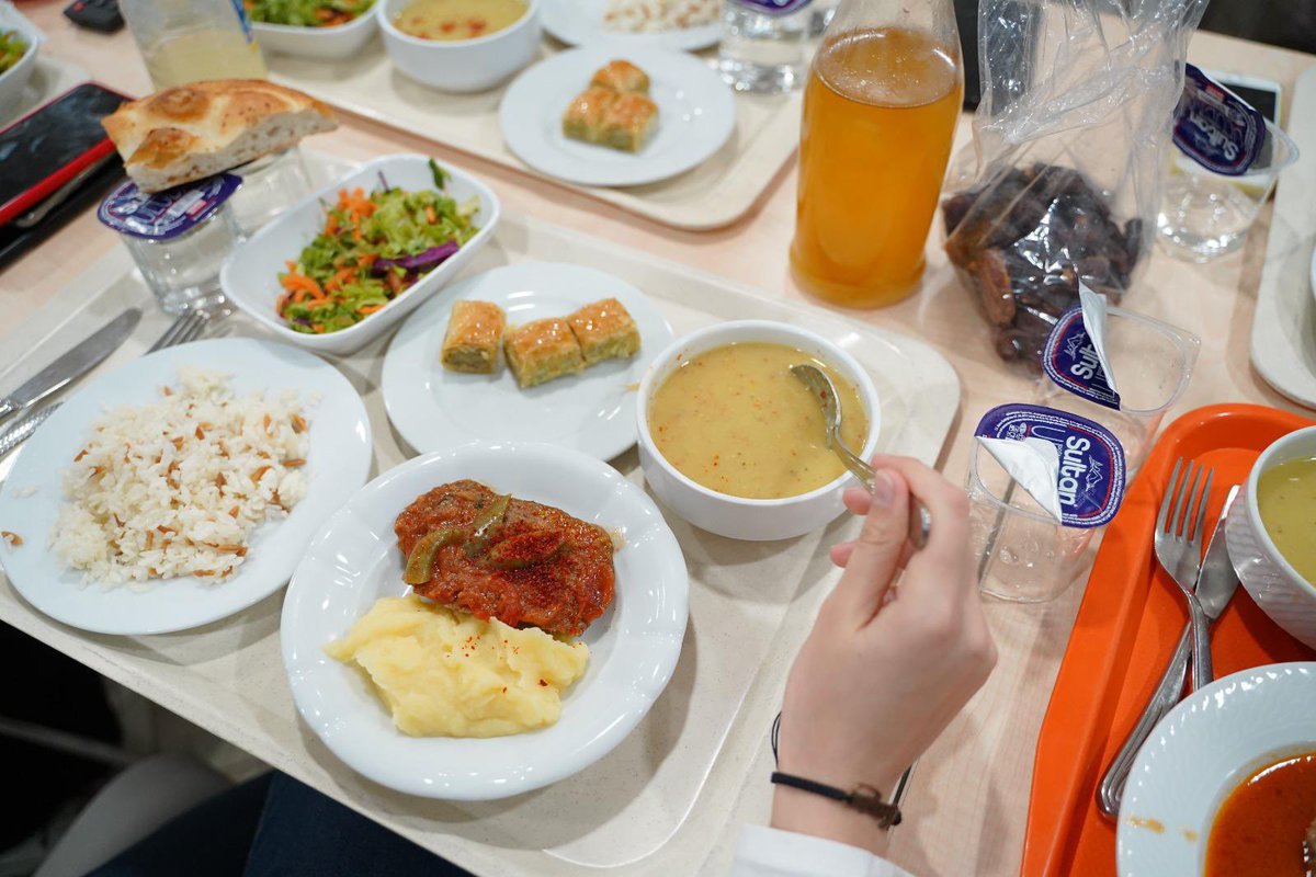 Bir öğrenci, İBB’nin öğrenci yurdunda çıkan iftar menüsünü paylaştı: