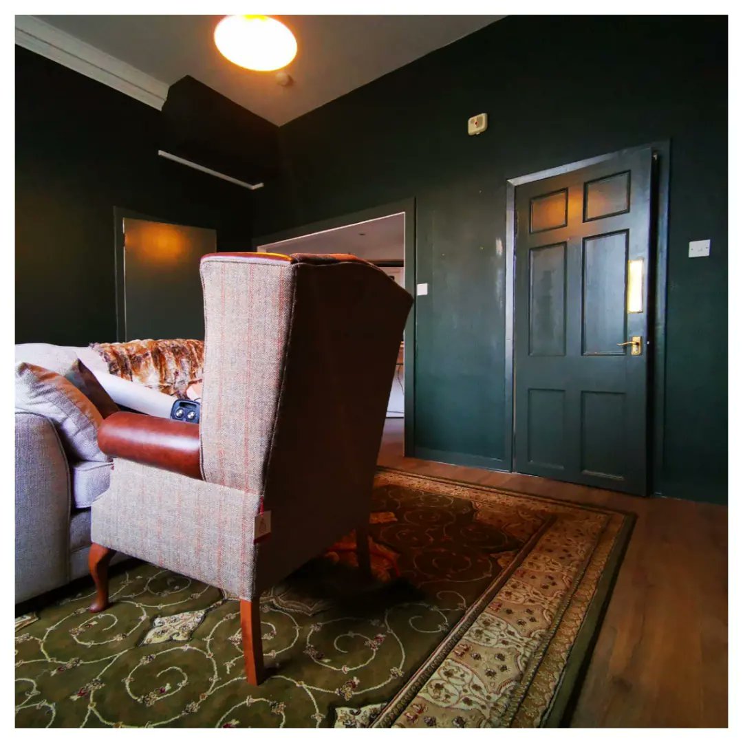 GeerafDecorator's tweet image. Interesting colour scheme change🖍️
🌈 From bold bright walls with white wood work to dark green chalky walls and woodwork in the same colour.🌈

🎨We used Angelica colour from #craigandrose paint range on this project🎨
