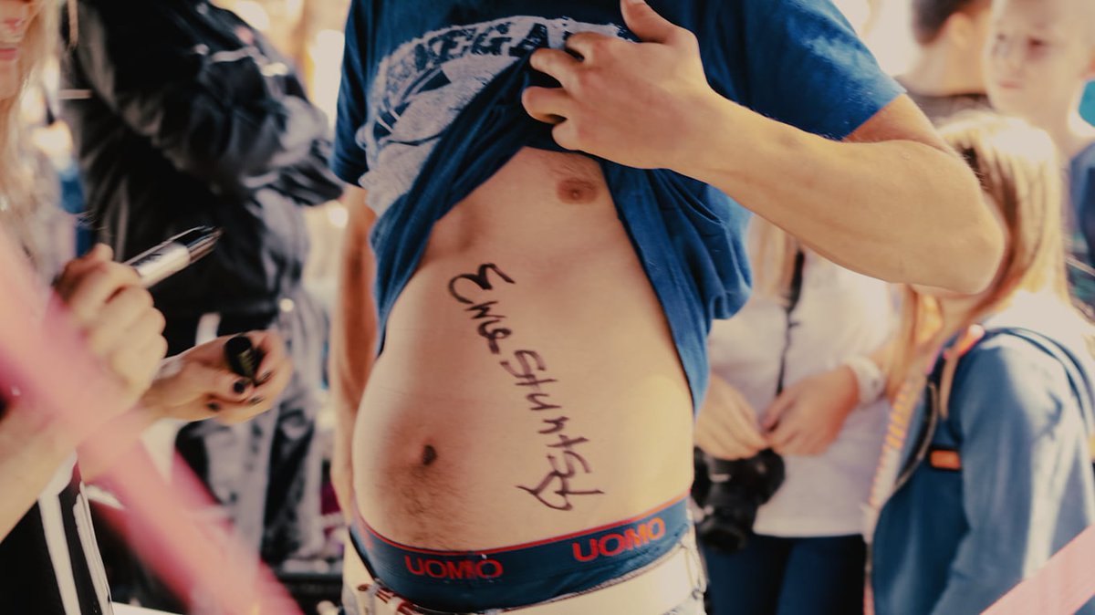 💯 % fun with my FANS 🙈
This is how my signing session looks!

#ewastunts #lovepeople #signingsession #autograph #showtime #motogirl #girlrider