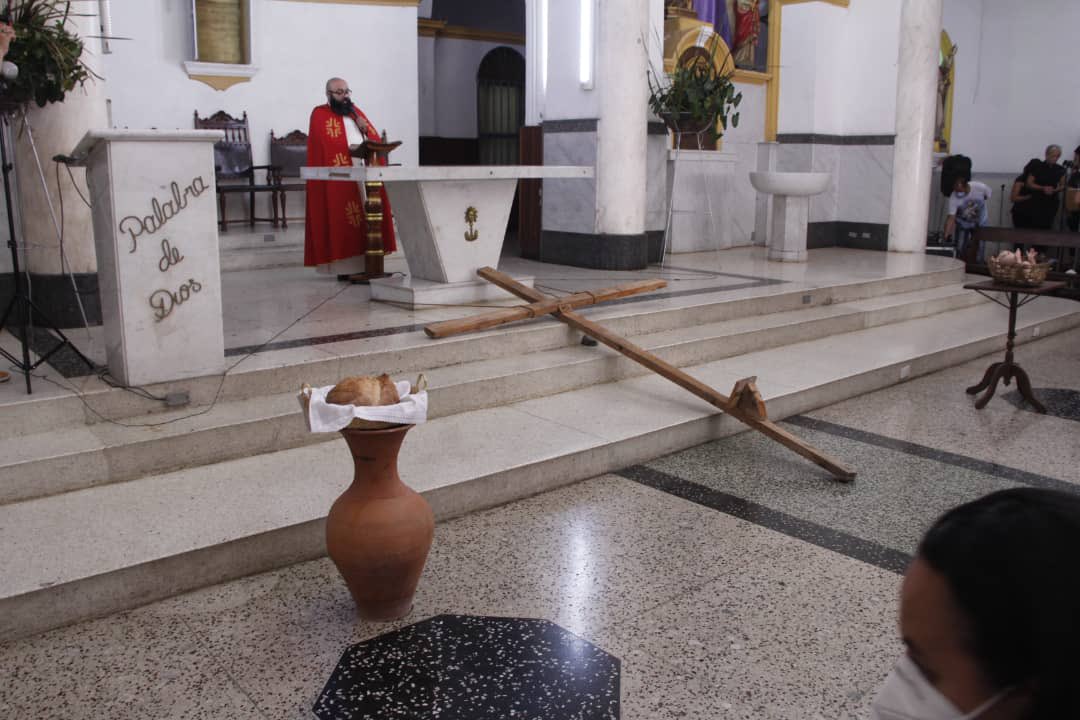 #15Abr La Iglesia San José también fue visitada por el pueblo en esta #SemanaSantaLara2022. Junto a la policía turística se atendieron a los feligreses de Barquisimeto y demás ciudades.