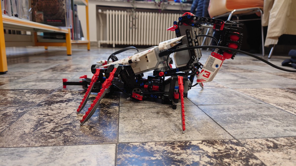 coderdojo1800's tweet image. Lego #mindstorms zoekt zijn weg in de bib.