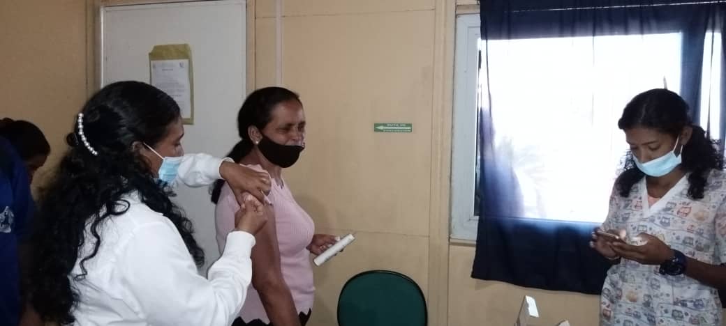 Cada colaborador desde su puesto de trabajo da lo mejor de sí para salvaguardar la salud del pueblo venezolano. #Aniversario19BarrioAdentro #CubaViveEnSuHistoria #CubaPorLaVida #CubaCoopera <a href="/cubacooperaven/">Brigada Médica Cubana en Venezuela</a> <a href="/MINSAPCuba/">Ministerio de Salud Pública de Cuba</a> <a href="/PardoRegla/">Regla Angulo Pardo</a> <a href="/japortalmiranda/">José Angel Portal Miranda</a>