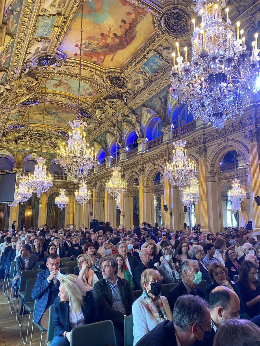 MCLemardeley's tweet photo. La Ville de @Paris accueille les ingénieur⸱e⸱s fraîchement diplômé⸱e⸱s  de l’@ESPCI_Paris et de l’@eivp_paris pour leur remise de diplômes. Félicitations à toutes et tous pour ces années d’études et le travail accompli dans ces deux écoles dont la Ville de @Paris est fière 🎓 https://t.co/1bVgaSIX6y